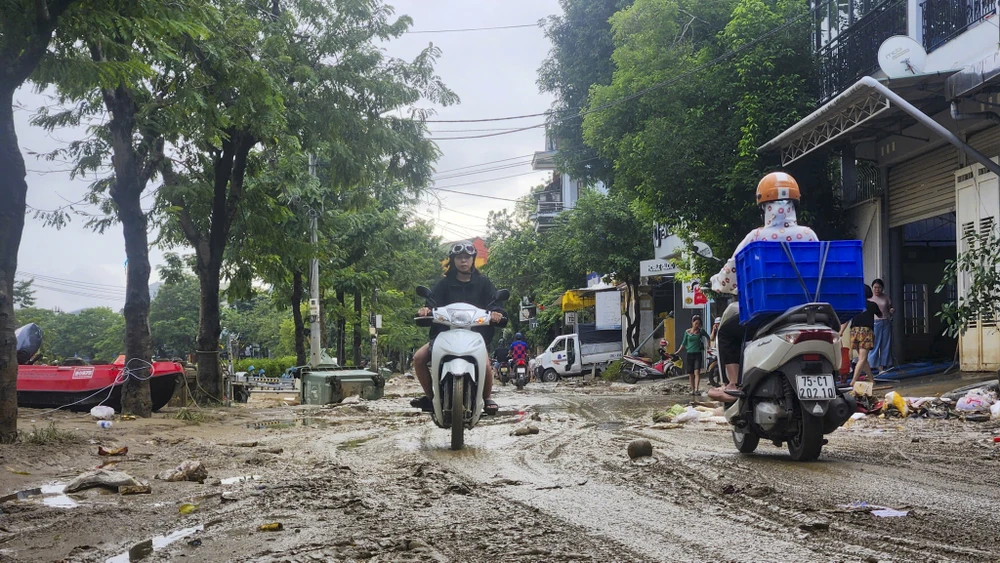 nguoi-dan-tp-hue-xan-tay-boi-bun-cuu-tai-san-sau-lu (28).jpg