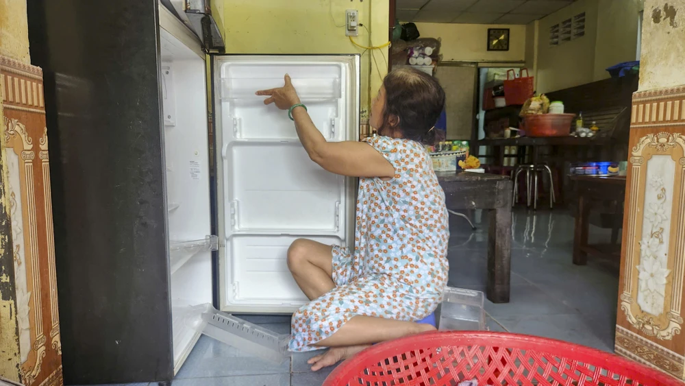 nguoi-dan-tp-hue-xan-tay-boi-bun-cuu-tai-san-sau-lu (3).jpg