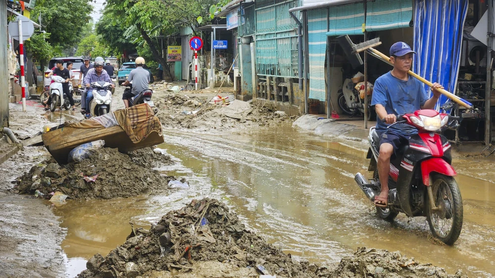 nguoi-dan-tp-hue-xan-tay-boi-bun-cuu-tai-san-sau-lu (4).jpg