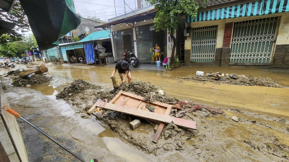 nguoi-dan-tp-hue-xan-tay-boi-bun-cuu-tai-san-sau-lu (5).jpg