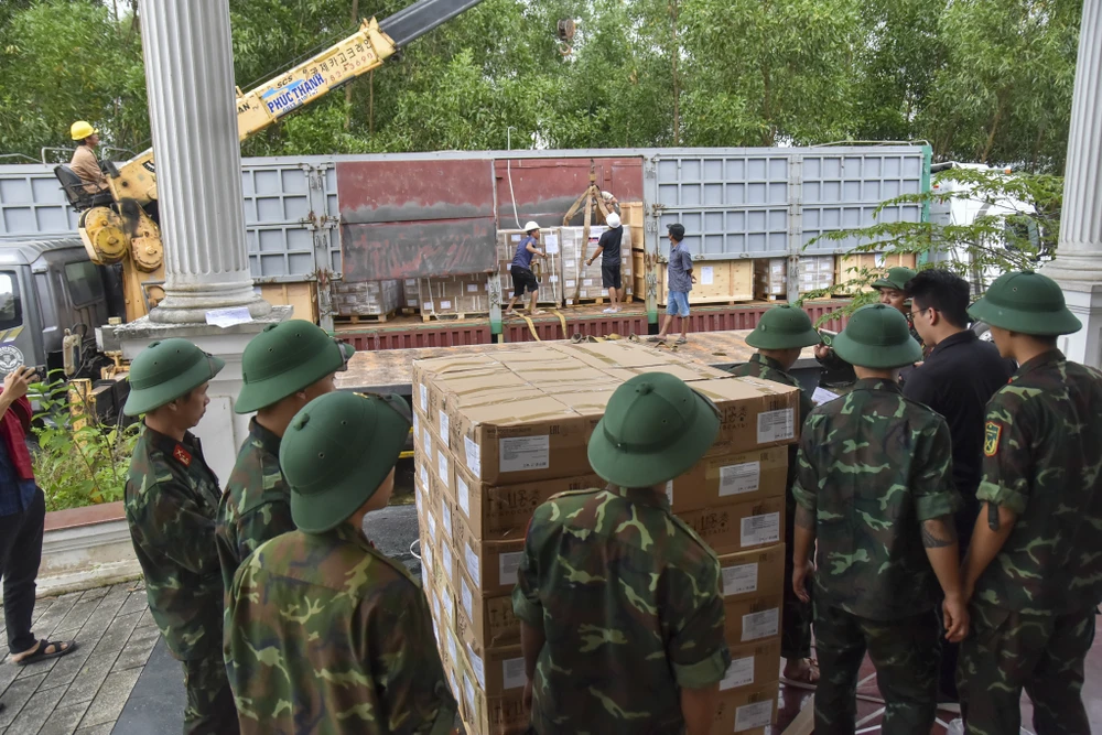 hue-tiep-nhan-29-tan-hang-cuu-tro-khan-cap-cua-chinh-phu-lien-bang-nga (11).jpg