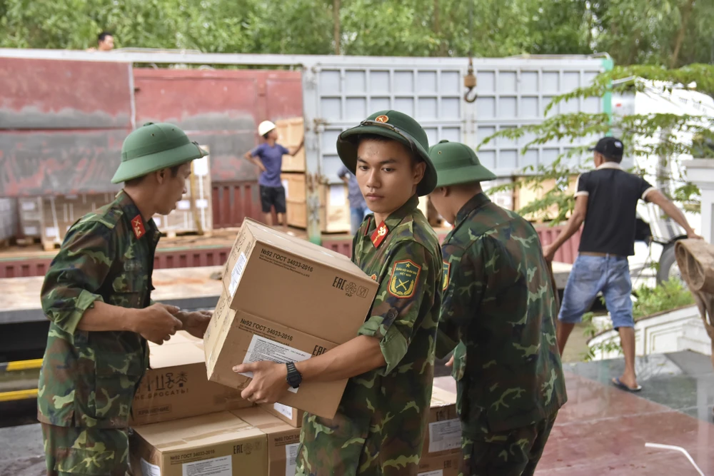 hue-tiep-nhan-29-tan-hang-cuu-tro-khan-cap-cua-chinh-phu-lien-bang-nga (15).jpg