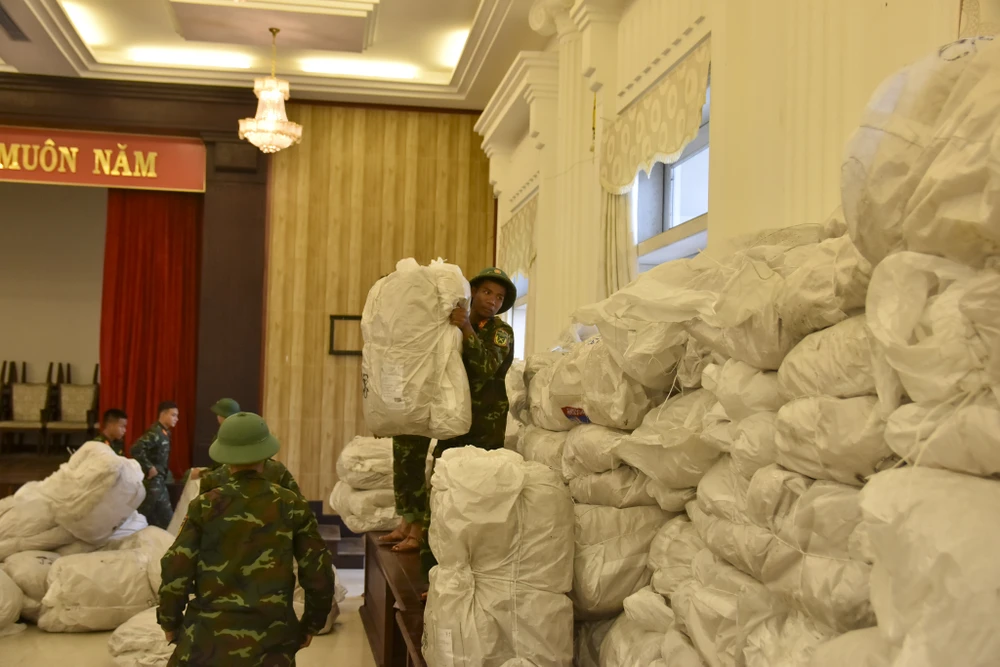 hue-tiep-nhan-29-tan-hang-cuu-tro-khan-cap-cua-chinh-phu-lien-bang-nga (9).jpg