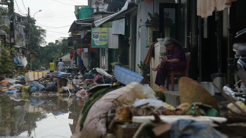 nuoc-lu-vua-rut-nguoi-dan-o-hue-lai-lo-lu-tap-3 (2).jpg