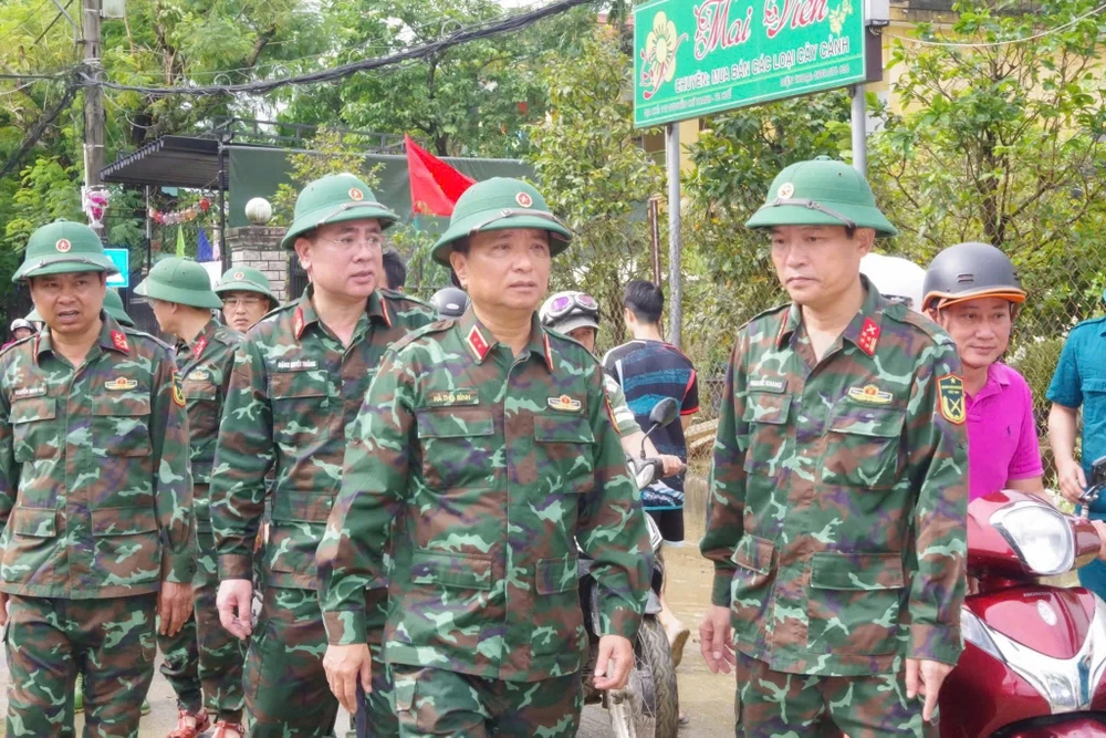 tu-lenh-quan-khu-4-kiem-tra-dong-vien-bo-doi-giup-dan-khac-phuc-hau-qu (10).jpg