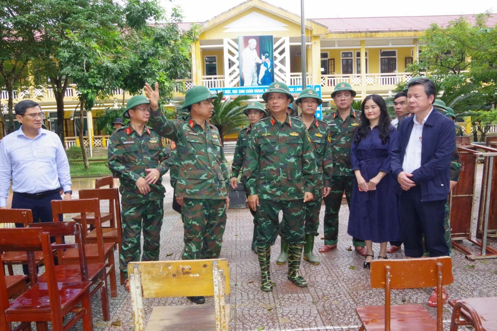 tu-lenh-quan-khu-4-kiem-tra-dong-vien-bo-doi-giup-dan-khac-phuc-hau-qu (20).jpg