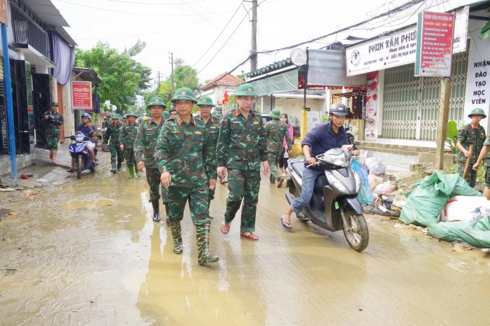 tu-lenh-quan-khu-4-kiem-tra-dong-vien-bo-doi-giup-dan-khac-phuc-hau-qu (22).jpg