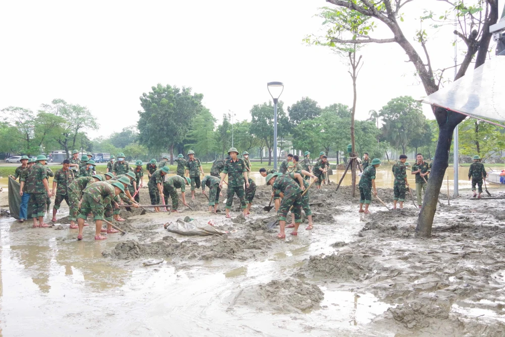 tu-lenh-quan-khu-4-kiem-tra-dong-vien-bo-doi-giup-dan-khac-phuc-hau-qu (29).jpg