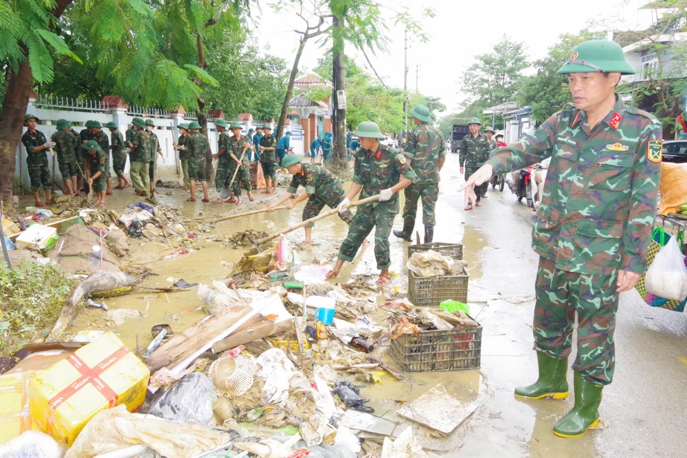 tu-lenh-quan-khu-4-kiem-tra-dong-vien-bo-doi-giup-dan-khac-phuc-hau-qu (31).jpg