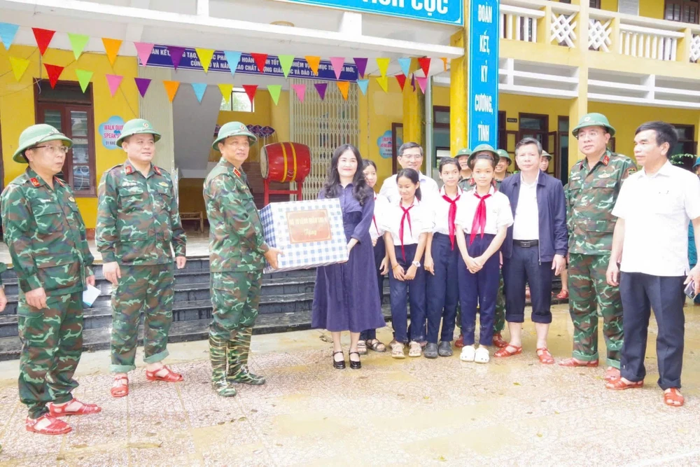 tu-lenh-quan-khu-4-kiem-tra-dong-vien-bo-doi-giup-dan-khac-phuc-hau-qu (6).jpg