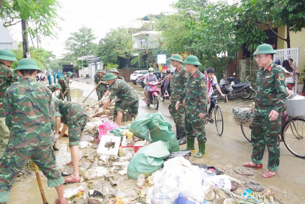 tu-lenh-quan-khu-4-kiem-tra-dong-vien-bo-doi-giup-dan-khac-phuc-hau-qu (8).jpg