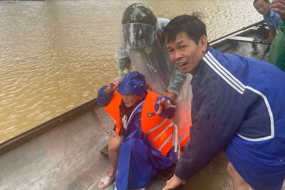 lu-moi-chong-hai-lu-cu-nguoi-dan-hue-lai-met-moi-don-dep-so-tan (3).jpg