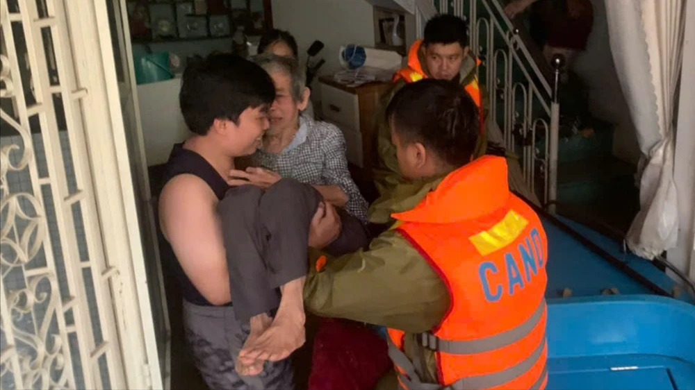 lu-moi-chong-hai-lu-cu-nguoi-dan-hue-lai-met-moi-so-tan (2).jpg