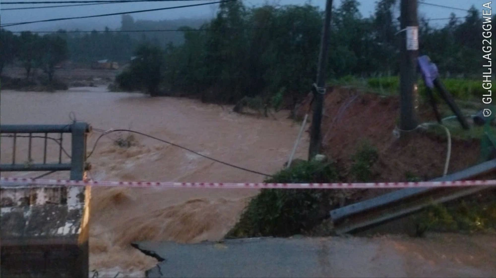 sap-mo-cau-o-hue-chot-chan-khan-cap-tinh-lo-14b (5).jpg