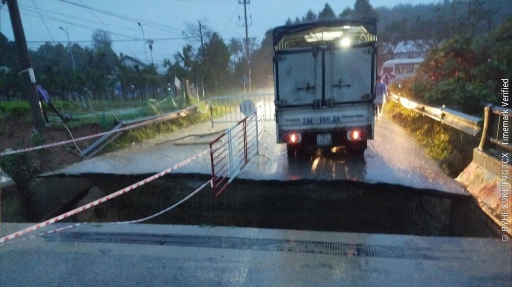 sap-mo-cau-o-hue-chot-chan-khan-cap-tinh-lo-14b (8).jpg