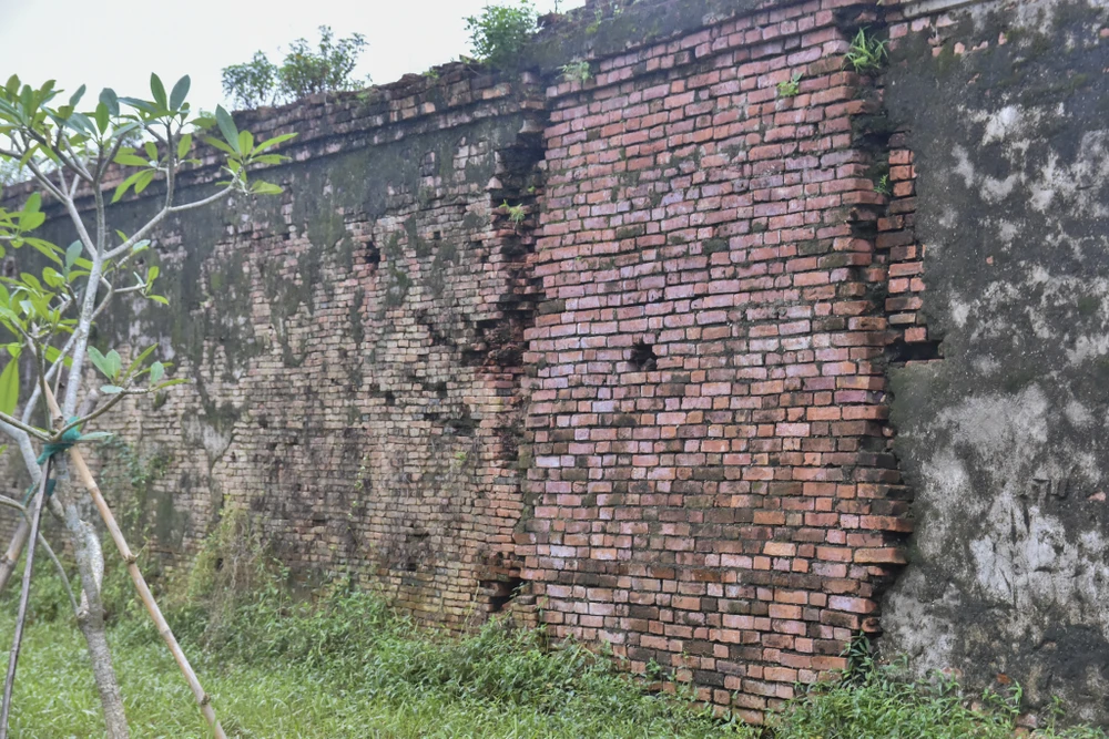 giam-doc-trung-tam-bao-ton-di-tich-co-do-hue-noi-ve-tuong-hoang-thanh-hue-bi-sap (2).jpg