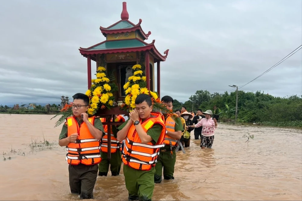 quang-tri-nuoc-lu-chia-cat-20-cong-an-quan-su- dung-ghe-dua-tang-cu-ong-qua-vung-ngap.jpg