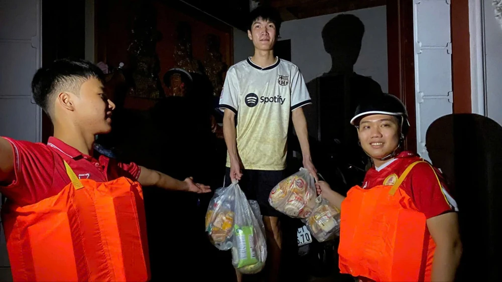 ruong-dai-hoc-luat-hue-ho-tro-khan-cap-sinh-vien-bi-anh-huong-do-mua-lu (1).jpg