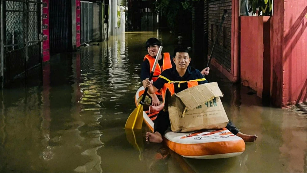 ruong-dai-hoc-luat-hue-ho-tro-khan-cap-sinh-vien-bi-anh-huong-do-mua-lu (3).jpg