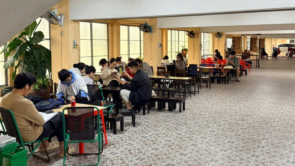 ruong-dai-hoc-luat-hue-ho-tro-khan-cap-sinh-vien-bi-anh-huong-do-mua-lu (4).jpg