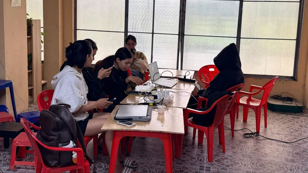 ruong-dai-hoc-luat-hue-ho-tro-khan-cap-sinh-vien-bi-anh-huong-do-mua-lu (5).jpg