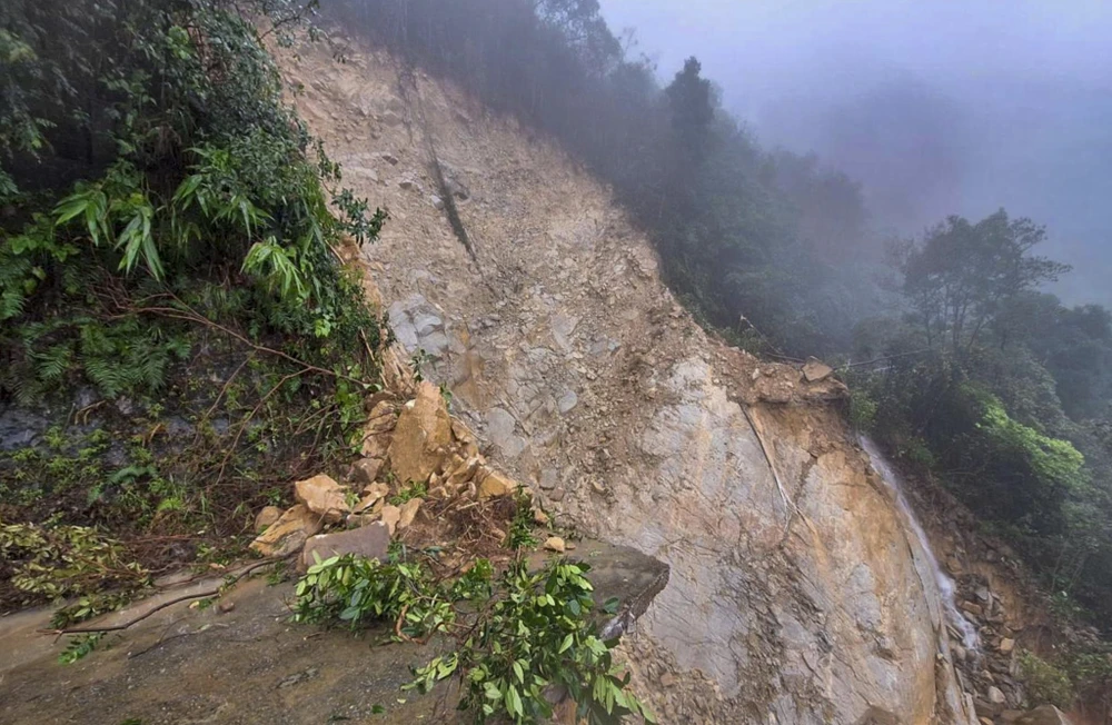 mua-ky-luc-thu-2-the-gioi-xe-nat-duong-len-bach-ma (8).jpg