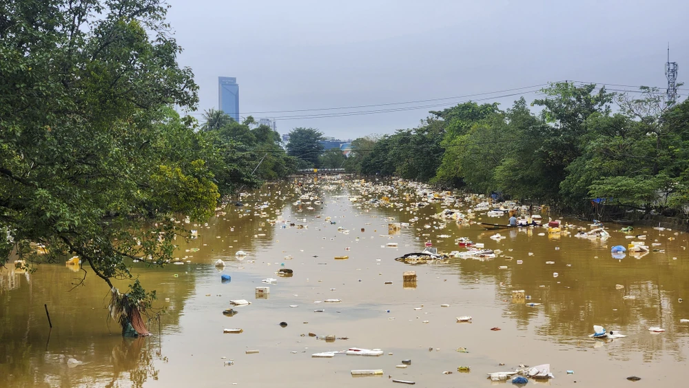 kinh-hai-canh-tuong-song-rac-dac-nghet-giua-long-thanh-pho-hue-sau-lu (4).jpg