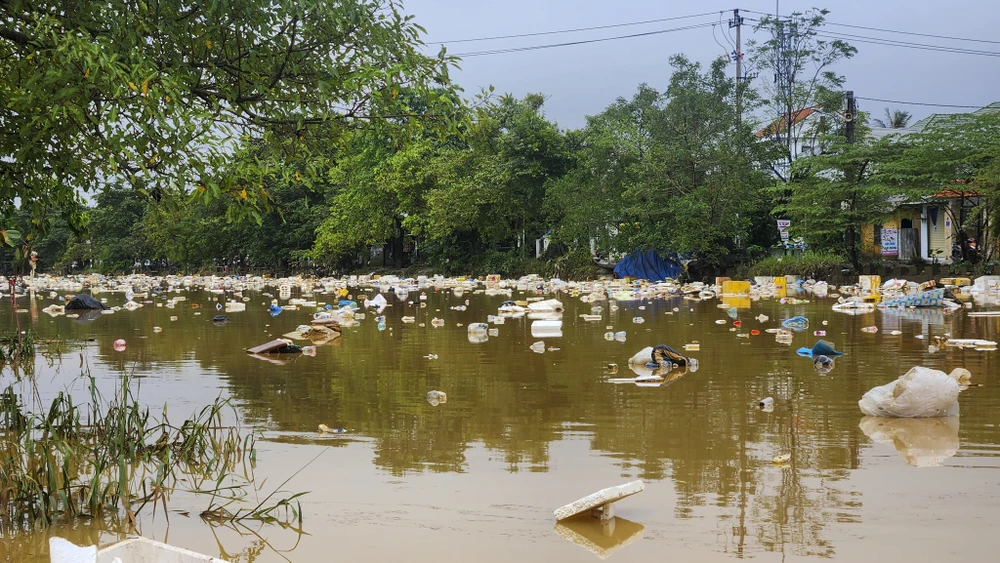 kinh-hai-canh-tuong-song-rac-dac-nghet-giua-long-thanh-pho-hue-sau-lu (6).jpg