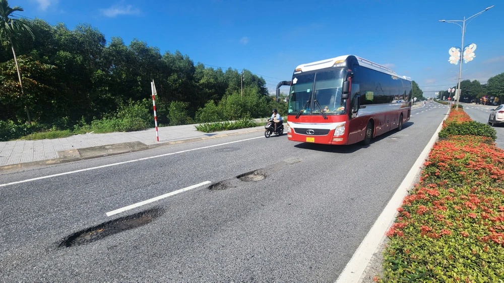 quoc-lo-1a-qua-tp-hue-chi-chit-o-ga-o-voi-sau-mua-lu (12).jpg