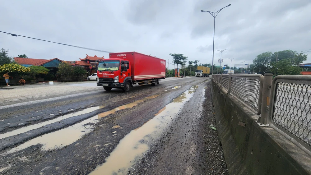 quoc-lo-1a-qua-tp-hue-chi-chit-o-ga-o-voi-sau-mua-lu (14).jpg