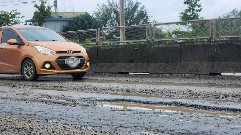 quoc-lo-1a-qua-tp-hue-chi-chit-o-ga-o-voi-sau-mua-lu (9).jpg