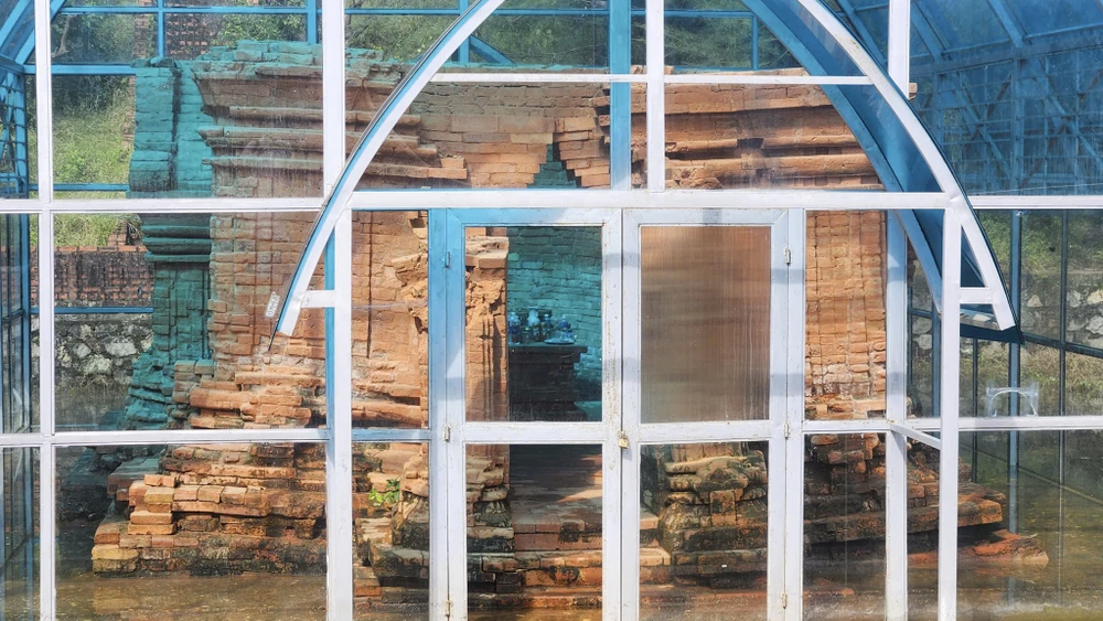 canh-canh-di-tich-thap-cham-hon-1-200-tuoi-ngap-sau (36).jpg