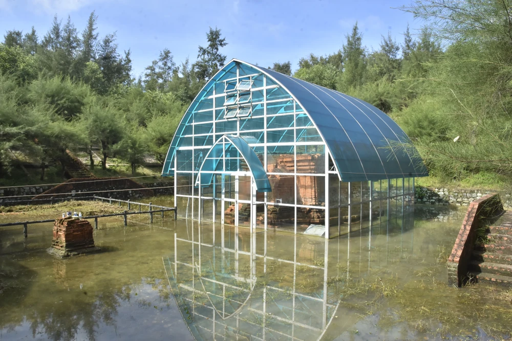 canh-canh-di-tich-thap-cham-hon-1-200-tuoi-ngap-sau (8).jpg