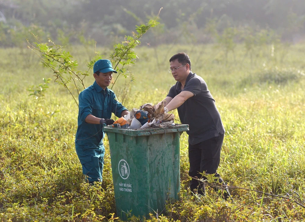 lanh-dao-tp-hue-don-ve-sinh-sau-lu (1).jpg