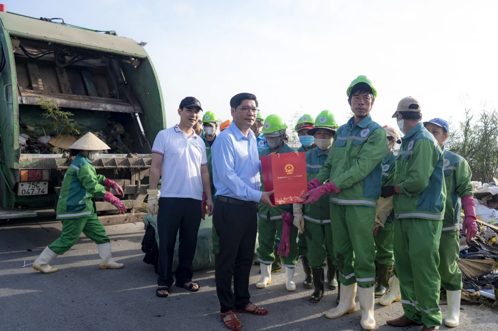 lanh-dao-tp-hue-kiem-tra-chung-tay-don-ve-sinh-sau-lu (1).jpg