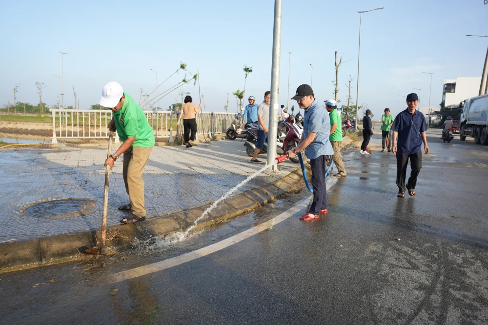 lanh-dao-tp-hue-kiem-tra-chung-tay-don-ve-sinh-sau-lu (2).jfif