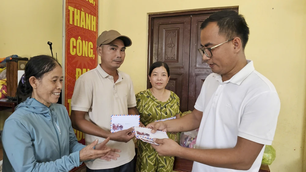 100-suat-qua-nghia-tinh-cua-ban-doc-bao-phap-luat-tp-hcm-den-noi-ron-lu-tp-hue (2).jpg