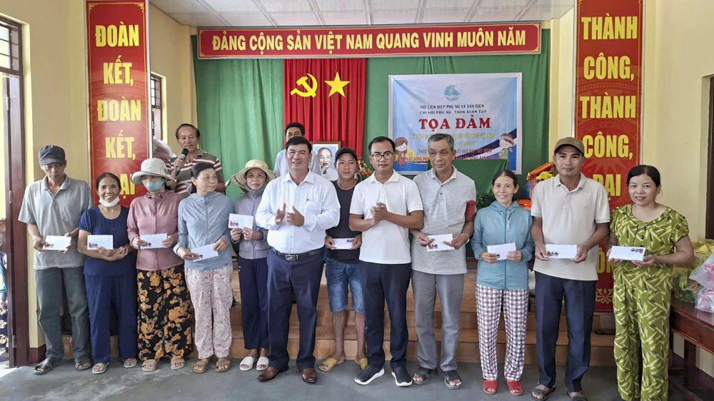 100-suat-qua-nghia-tinh-cua-ban-doc-bao-phap-luat-tp-hcm-den-noi-ron-lu-tp-hue (3).jpg