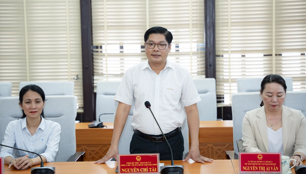 tp-hcm-ho-tro-nhan-dan-tp-hue-20-ti-dong-khac-phuc-hau-qua-bao-lu (3).jpg