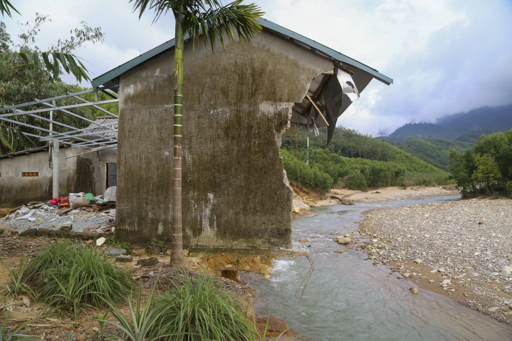 lu-du-nhu-song-than-ap-ve-cuon-phang-nha-cua-trong-choc-lat (2).jpg