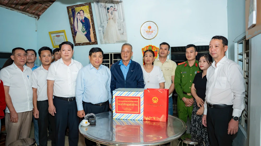 pho-thu-tuong-nguyen-chi-dung-tham-dong-vien-nguoi-dan-bi-anh-huong-mua-lu-tai-hue (3).jpg