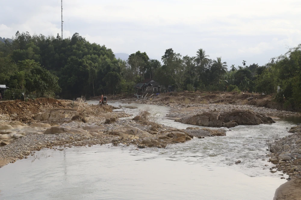 dong-suoi-duoi-chan-bach-ma-noi-co-dot-mua-lon-nhi-the-gioi-tan-hoang-sau-lu (11).jpg