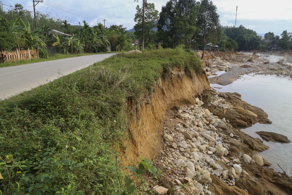 dong-suoi-duoi-chan-bach-ma-noi-co-dot-mua-lon-nhi-the-gioi-tan-hoang-sau-lu (13).jpg