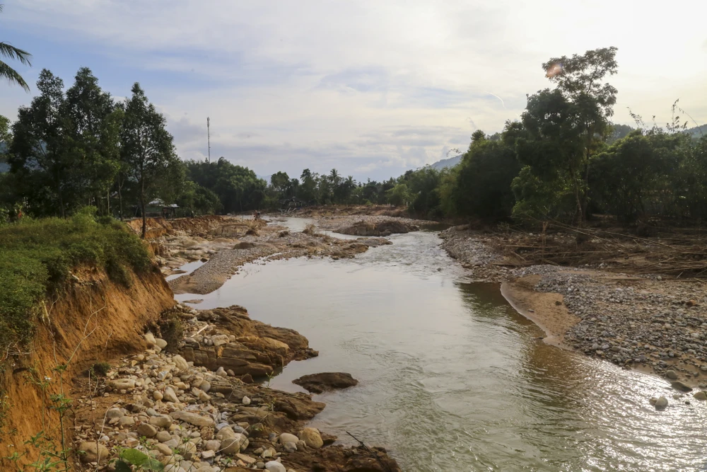 dong-suoi-duoi-chan-bach-ma-noi-co-dot-mua-lon-nhi-the-gioi-tan-hoang-sau-lu (2).jpg