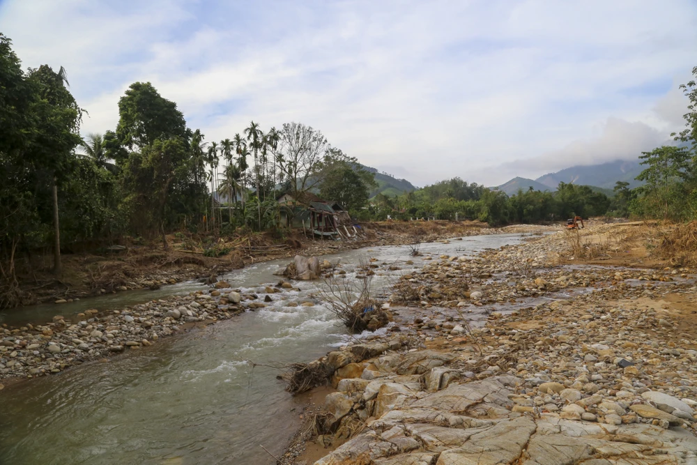 dong-suoi-duoi-chan-bach-ma-noi-co-dot-mua-lon-nhi-the-gioi-tan-hoang-sau-lu (24).jpg