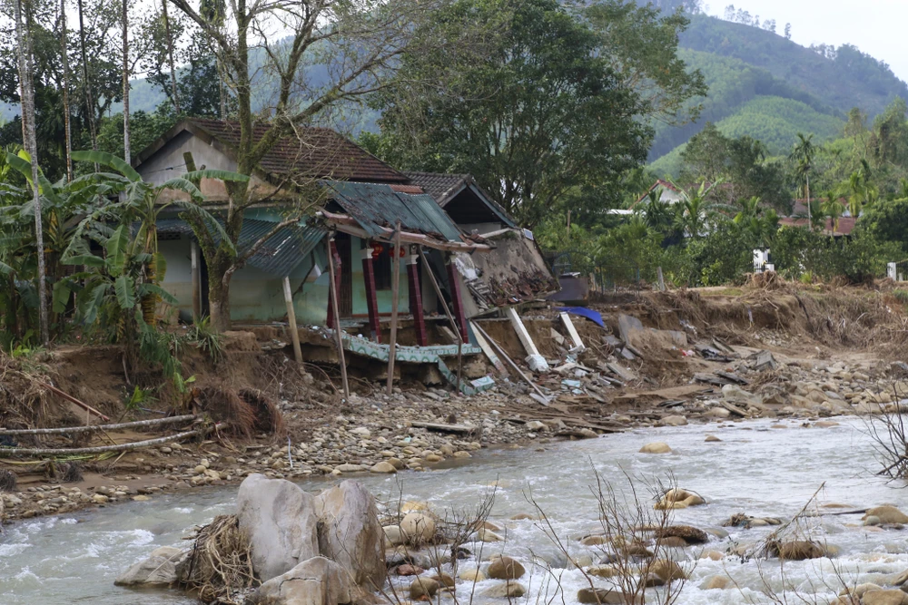 dong-suoi-duoi-chan-bach-ma-noi-co-dot-mua-lon-nhi-the-gioi-tan-hoang-sau-lu (26).jpg