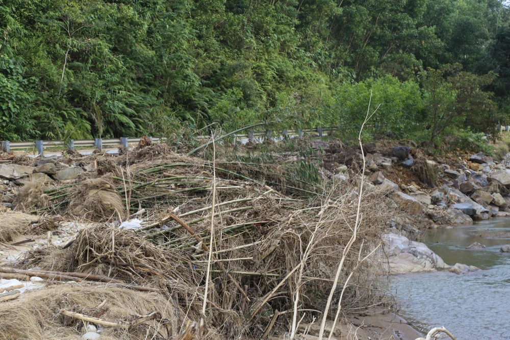 dong-suoi-duoi-chan-bach-ma-noi-co-dot-mua-lon-nhi-the-gioi-tan-hoang-sau-lu (27).jpg