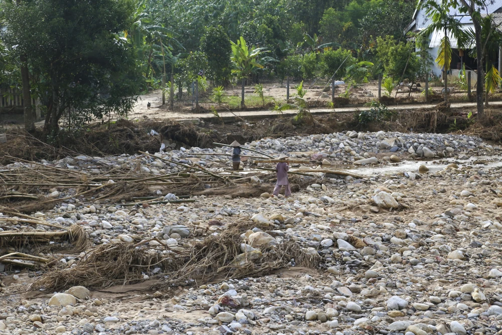 dong-suoi-duoi-chan-bach-ma-noi-co-dot-mua-lon-nhi-the-gioi-tan-hoang-sau-lu (3).jpg