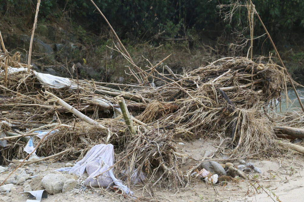 dong-suoi-duoi-chan-bach-ma-noi-co-dot-mua-lon-nhi-the-gioi-tan-hoang-sau-lu (32).jpg