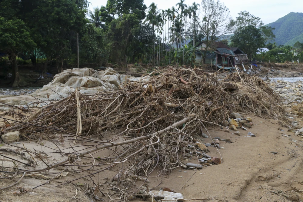 dong-suoi-duoi-chan-bach-ma-noi-co-dot-mua-lon-nhi-the-gioi-tan-hoang-sau-lu (33).jpg